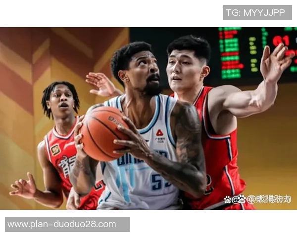 青岛男篮与广州男篮激战正酣谁能在这场对决中笑到最后
